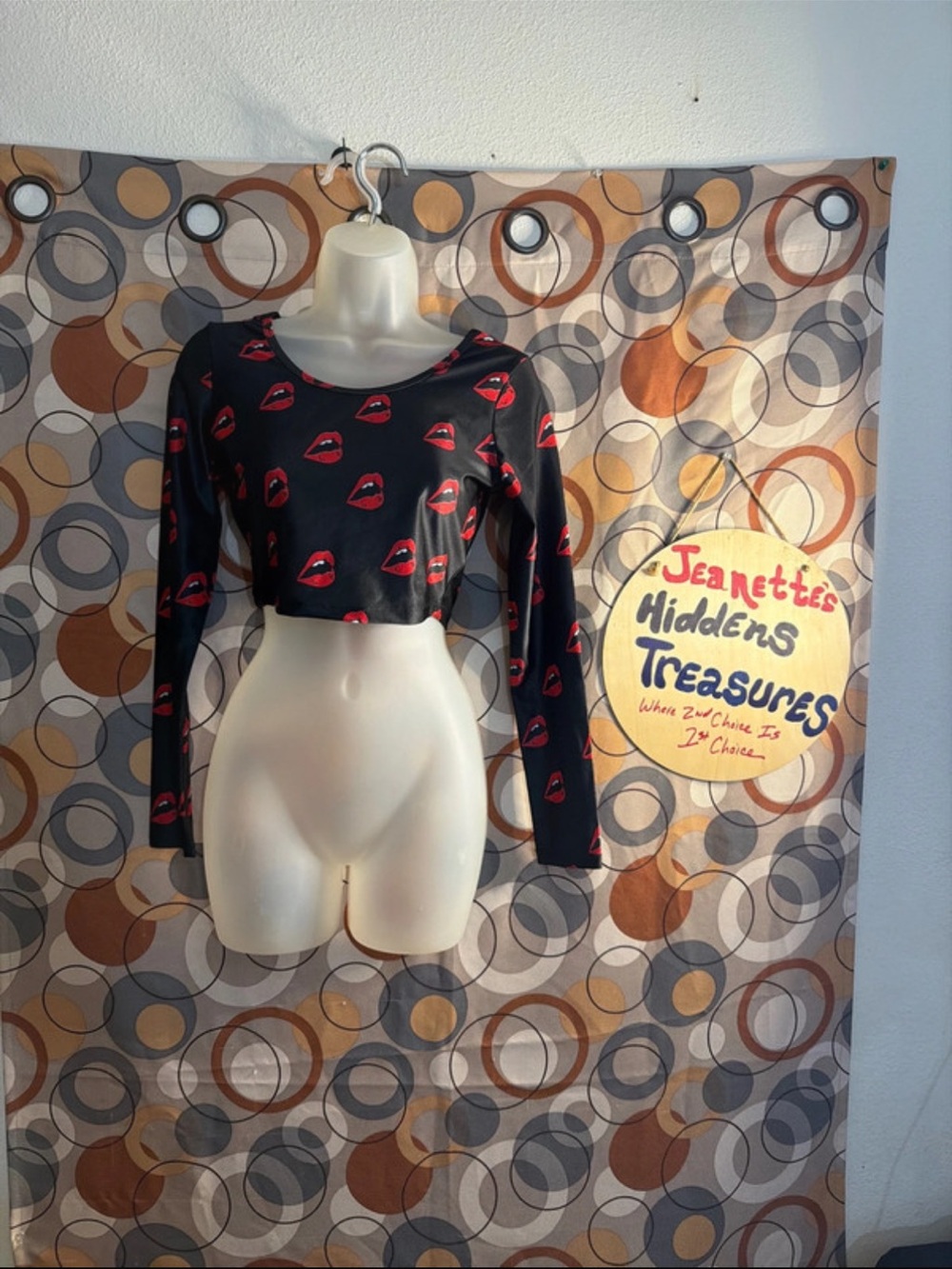 💥NI💥 Black Cropped Long Sleeve Top with Red Lip Print